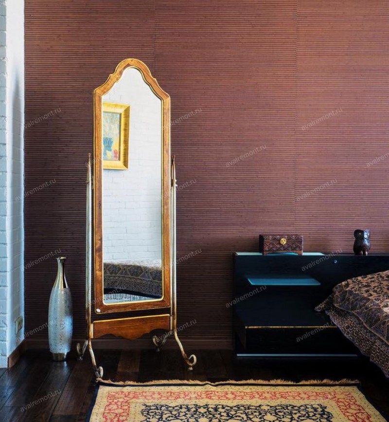 Зеркало в деревянной раме в интерьере квартиры