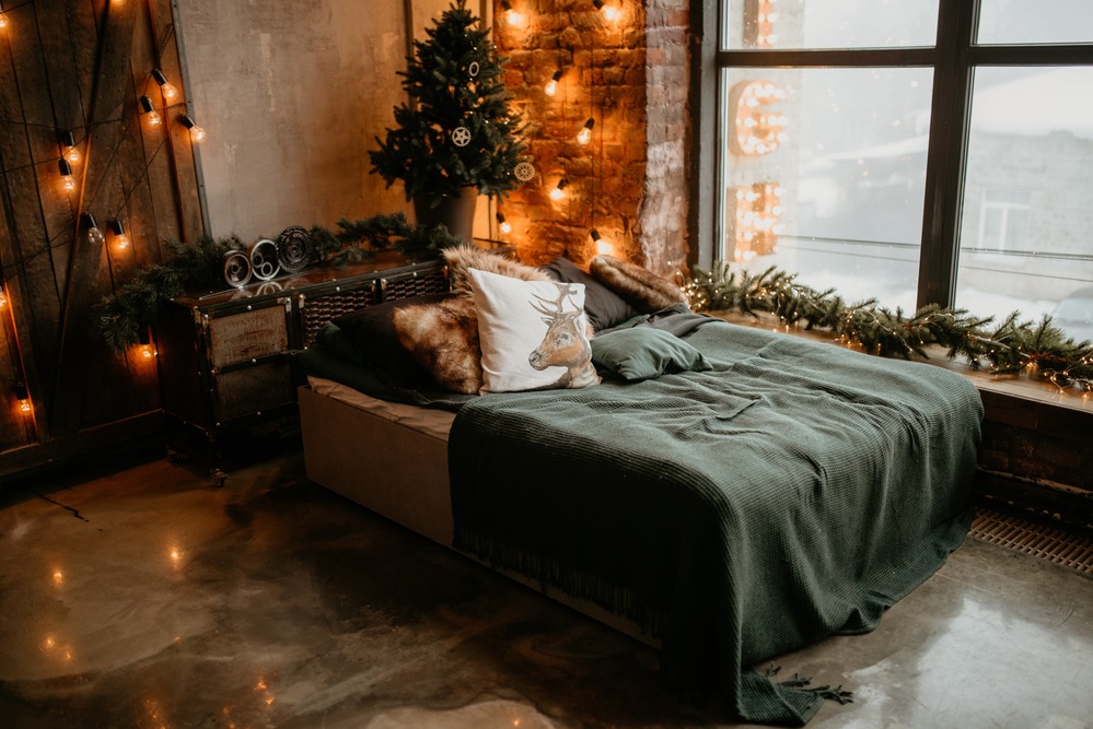 новогоднее украшение кровати и спальни