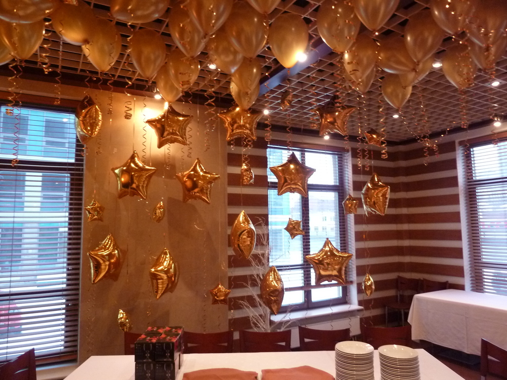 украшение потолка гелиевыми шарами к новому году